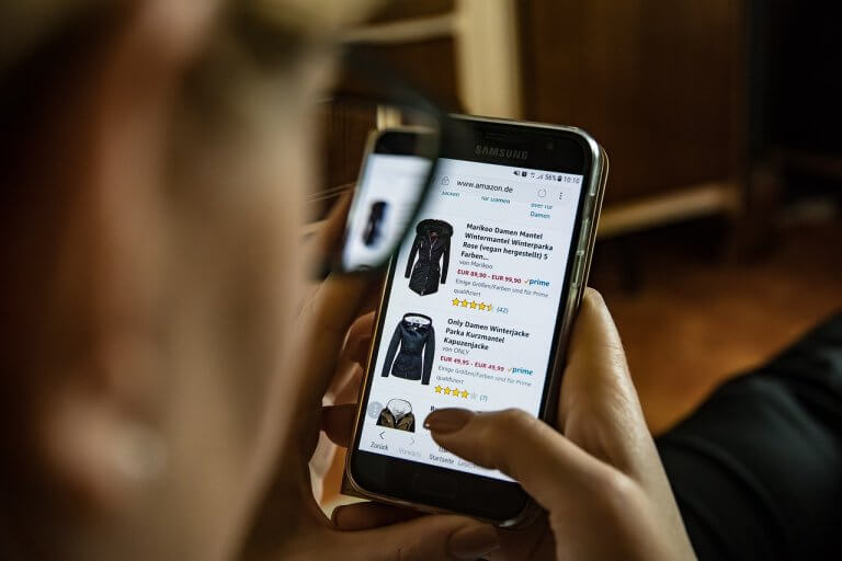 transformer un visiteur en client sur le web : ue personne a lunettes consulte un site marchand